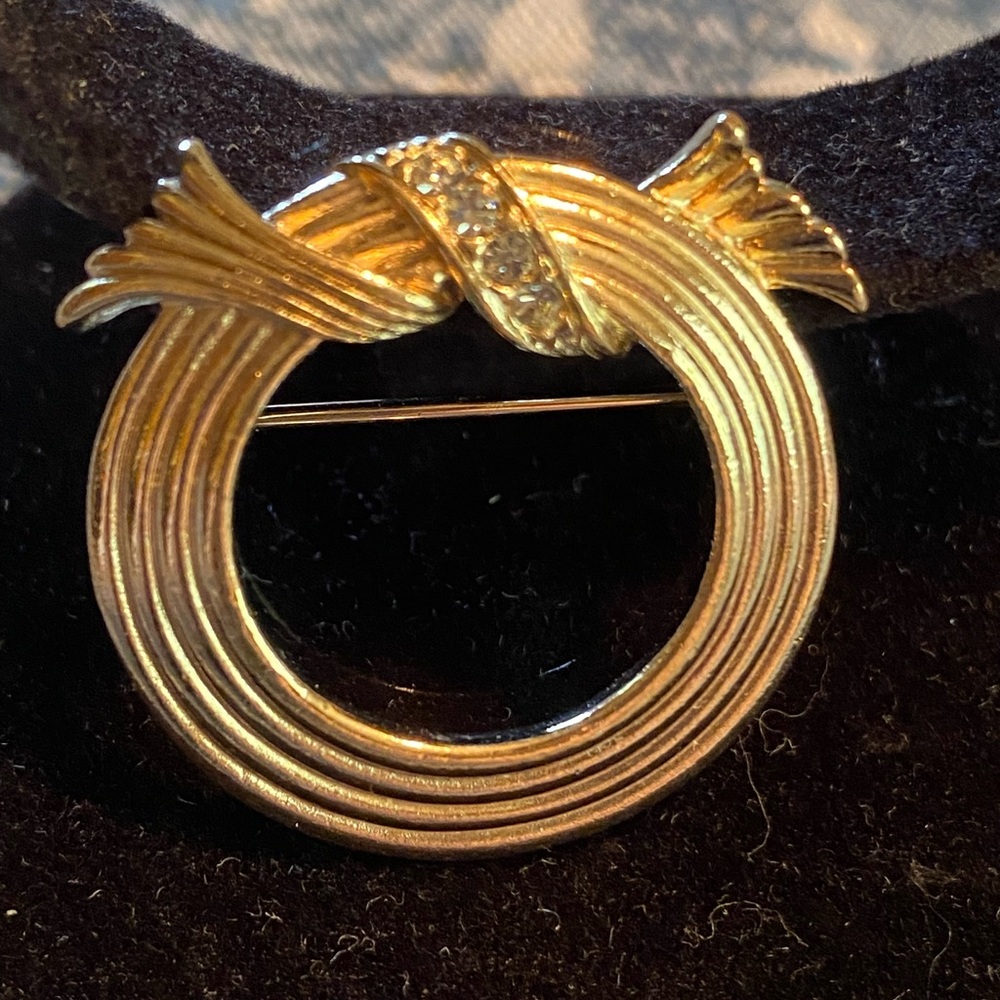 Elegant Gold Brooch with Crystal Accents